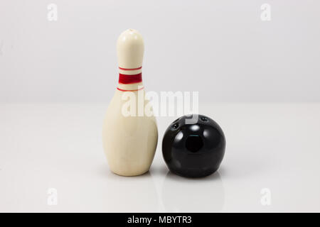 Pin Bowling Ball et sel et poivre shaker set Banque D'Images