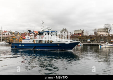 Haugesund, Norvège - 9 janvier 2018 : le ferry, Rovaerfjord paquebot navigue du Rovar à Haugesund Smedasundet, au canal. Banque D'Images