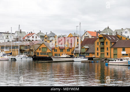 Haugesund, Norvège - 9 janvier 2018 : vieilles maisons en bois sur l'île Risoy, bateaux et bâtiments de l'industrie de la pêche. Sild-eksport sens Herring-export en norvégien. Banque D'Images