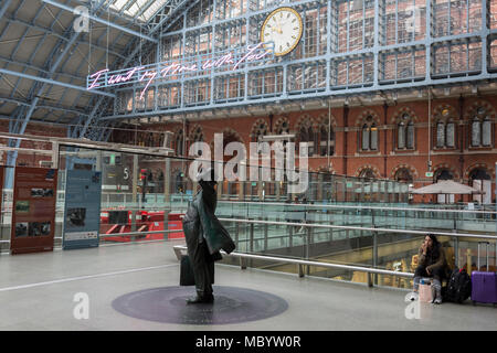 La statue du poète John Betjeman par Martin Jennings a l'air jusqu'à la nouvelle pochette intitulée "Je veux que mon temps avec vous" par les Britanniques (Britpop) artiste Tracy Emin qui plane sur le hall principal de la gare St Pancras, le 10 avril 2018, à Londres, en Angleterre. Dans la sixième année de la Commission - et les fils d'une terrasse dans la célébration du 150e anniversaire de St Pancras International et le 250e anniversaire de la Royal Academy of Arts, à Londres comme l'une des station, le moyeu pour Eurostar Londres - les 20 mètres de long aux banlieusards de souhaits se lit "je veux que mon temps avec vous" et Emin pense qu'arrivi Banque D'Images