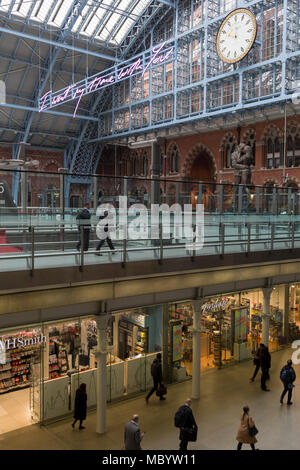 Les passagers passent par le hall principal de la gare St Pancras, le 10 avril 2018, à Londres, en Angleterre. Banque D'Images