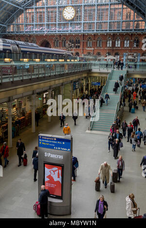 Les passagers passent par le hall principal de la gare St Pancras, le 10 avril 2018, à Londres, en Angleterre. Banque D'Images