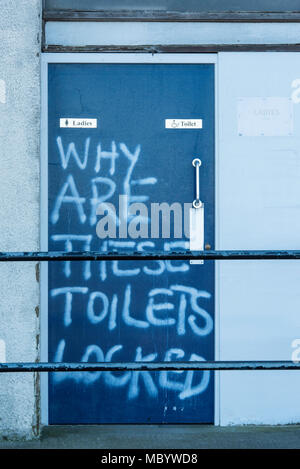 Toile publique fermée à Westbrook, Margate, Kent UK. Un message peint à la bombe demande : ' pourquoi sont ces toilettes verrouillée ?'. Banque D'Images