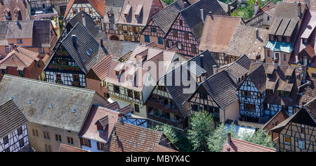 Vue vers le bas sur les toits du centre du château de Kaysersberg, Alsace, France Banque D'Images