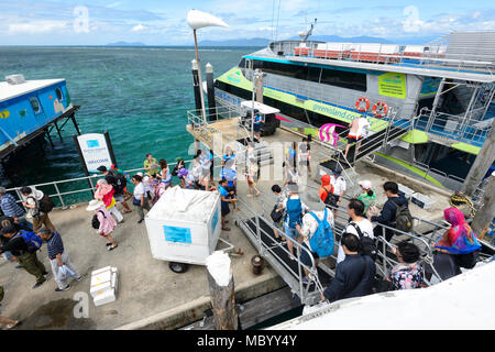 Les touristes arrivant à Green Island, Great Barrier Reef Marine National Park, Far North Queensland, Queensland, FNQ, GBR, Australie Banque D'Images