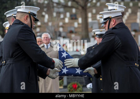 Marine Corps porteurs du corps, la Compagnie Bravo, Marine Barracks Washington D.C., plier le drapeau national lors d'une tous les honneurs de funérailles pour le Major-général Paul A. Fratarangelo au cimetière national d'Arlington, Arlington, Va., 16 janvier 2018. Washington Marine Barracks abrite le Marines qui fournissent le support pour toutes les funérailles du Corps des Marines et de nombreux hauts responsables des administrations publiques" des funérailles dans la région de la capitale nationale. (Official U.S. Marine Corps photo par le Cpl. Robert Knapp/libérés) Banque D'Images