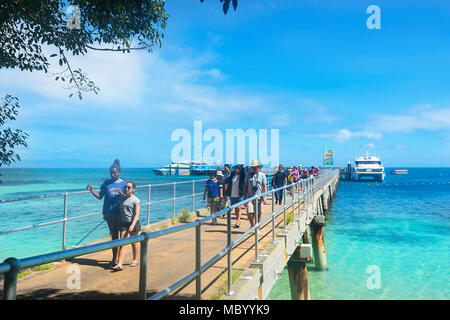 Les touristes arrivant à Green Island, Great Barrier Reef Marine National Park, Far North Queensland, Queensland, FNQ, GBR, Australie Banque D'Images