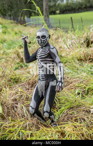 Un Masalai Omo warrior prêt à jeter une lance en bois rudimentaire, Mount Hagen Spectacle culturel, Papouasie Nouvelle Guinée Banque D'Images