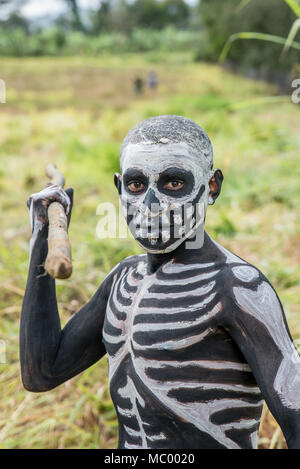 Un Masalai Omo warrior prêt à jeter une lance en bois rudimentaire, Mount Hagen Spectacle culturel, Papouasie Nouvelle Guinée Banque D'Images