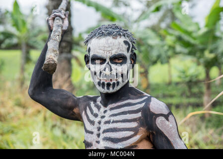 Un Masalai Omo warrior prêt à jeter une lance en bois rudimentaire, Mount Hagen Spectacle culturel, Papouasie Nouvelle Guinée Banque D'Images