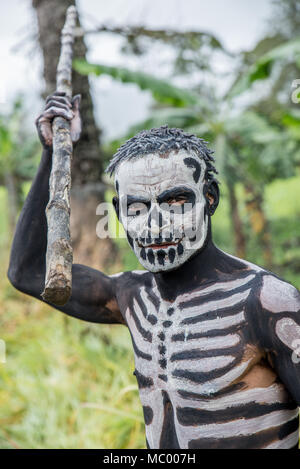 Un Masalai Omo warrior prêt à jeter une lance en bois rudimentaire, Mount Hagen Spectacle culturel, Papouasie Nouvelle Guinée Banque D'Images