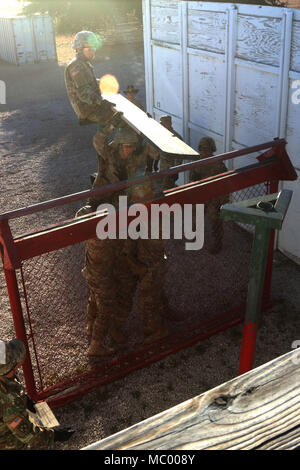 Afin de réussir à gagner des spurs pendant un épi ride, stimuler les candidats doivent réaliser des événements de l'équipe, montrant leur capacité à communiquer et travailler efficacement en équipe. 2-82 Field Artillery a tenu un épi ride sur Fort Hood, 9 janvier. (U.S. Photo de l'armée par le Sgt. Jessica DuVernay, 3ABCT Affaires publiques) Banque D'Images