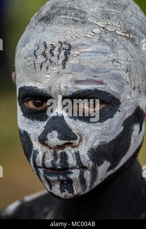 Close-up portrait of a Masalai d'Omo avec squelette visage apinting, Mount Hagen Spectacle culturel, Papouasie Nouvelle Guinée Banque D'Images