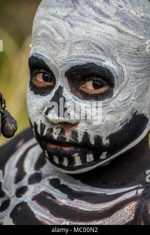 Close-up portrait of a Masalai d'Omo avec squelette visage apinting, Mount Hagen Spectacle culturel, Papouasie Nouvelle Guinée Banque D'Images