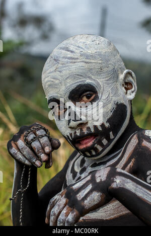 Close-up portrait of a Masalai d'Omo avec squelette visage apinting, Mount Hagen Spectacle culturel, Papouasie Nouvelle Guinée Banque D'Images