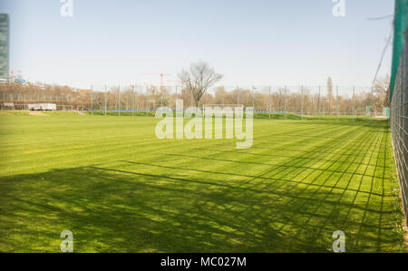 Vue d'angle de champ de soccer ci-joint dans la ville Banque D'Images