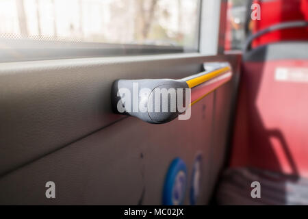 Poignée latérale holding en public transport Bus Banque D'Images