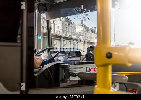 Les transports publics, chauffeur de bus dans la ville européenne, Vienne Autriche Avril.11, 2018 Banque D'Images