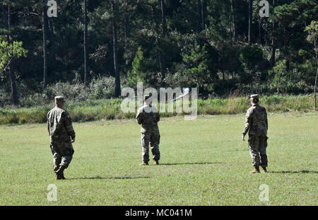 Joint Task Force-Bravo est un élément du Commandement Sud des États-Unis dont le quartier général est au Honduras et qui appuie les missions régionales. L'image d'archive enregistre les ingénieurs de l'armée américaine surveillant un logiciel de drone qui cartographie les routes et capture des photos aériennes pendant l'entraînement au 1er Bataillon du génie de l'armée hondurienne à Siguatepeque, Honduras, 8-12 janvier 2018. Banque D'Images