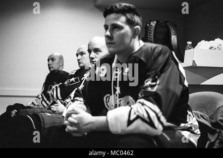 Soldats écouter un discours d'encouragement dans leur vestiaire entre les périodes au cours de la 5e Air Force Armée vs Match de hockey, le 13 janvier, 2018, à la patinoire Sullivan à Anchorage, Alaska. Le jeu se joue chaque année entre les équipes de service membres affectés à Joint Base Elmendorf-Richardson, Alaska, favorise l'esprit de corps militaires et améliore la relation entre l'ancrage et JBER communauté. L'équipe de la Force aérienne a gagné le match 11-1. (U.S. Air Force photo/Justin Connaher) Banque D'Images