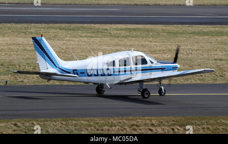 G-BODD, un Piper PA-28-161 Cherokee Warrior II exploité par l'Aéroclub de Waddington, lors d'une visite à l'aéroport de Prestwick en Ayrshire. Banque D'Images