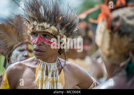 Portrait d'une femme avec du maquillage et coiffure de plumes de casoar, Mount Hagen, spectacle culturel, Papouasie Nouvelle Guinée Banque D'Images