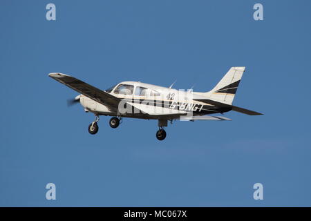 G-BNGT, un Piper PA-28-181 Cherokee Archer II exploités par l'aéroclub d'Édimbourg, lors d'une visite à l'aéroport de Prestwick en Ayrshire. Banque D'Images