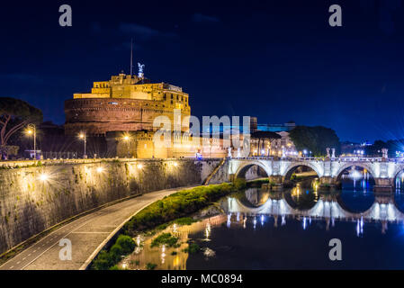 Château Sant Angelo à Rome, Italie pendant la nuit. Banque D'Images