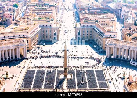 Longue file d'attente de visiteurs attendent d'entrer dans la basilique Saint Pierre au Vatican. Banque D'Images