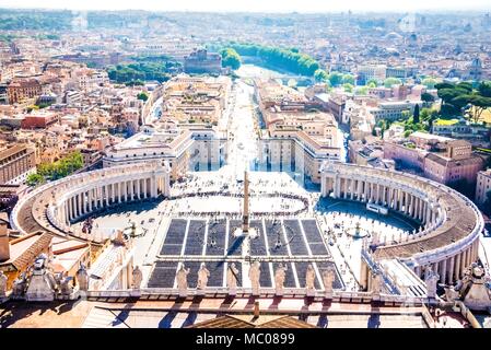 Vue de la basilique Saint Pierre du Vatican en dôme. Banque D'Images