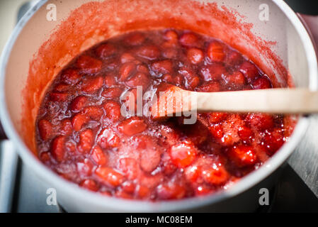 Gros plan d'une maison qui mijotent de confiture de fraises. Banque D'Images