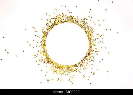 Les paillettes d'or en forme d'étoile frame disposés en cercle. Banque D'Images