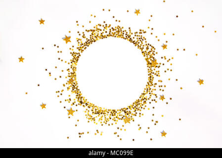 Les paillettes d'or en forme d'étoile frame disposés en cercle. Banque D'Images