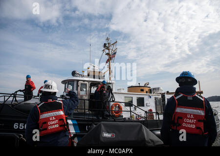 USCGC Bollard est un petit remorqueur portuaire de 65 pieds exploité par la Garde côtière des États-Unis pour le remorquage et le déglaçage. Le 19 janvier 2018, des membres d'équipage ont occupé les rails pour recevoir l'USCGC Hawser à Brewer Dauntless Marina à Essex, Connecticut, lors d'opérations de déglaçage sur le fleuve Connecticut en soutien de l'opération Reliable Energy for Northeast Winters. Les documents d'images d'archives coordonnent les opérations de découpe. Banque D'Images