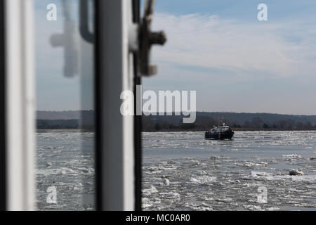 USCGC Bollard est un petit remorqueur portuaire de 65 pieds en service avec la United States Coast Guard, conçu pour le remorquage et les tâches limitées de déglaçage. Le 19 janvier 2018, le cutter transite par la rivière Connecticut recouverte de glace près d'Essex, Connecticut, soutenant l'opération Reliable Energy for Northeast Winters pour briser les embâches de glace. La photographie d'archive documente les opérations fluviales hivernales. Banque D'Images