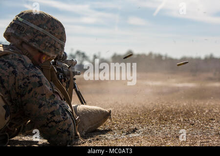 Lance le Cpl. Jonathan Whitfield, un chef d'équipe incendie avec 3e Bataillon, 6e Régiment de Marines, 2e Division de marines s'engage dans une cible avec un fusil automatique d'infanterie M27 au cours d'une petite unité tactique bien sûr les dirigeants au Camp Lejeune, N.C., 16 janvier 2017. Marines a effectué le-feu gammes où ils ont répété les exercices de combat rocket de l'équipe d'incendie et d'attaques. Les Marines utilisé le M72 en tant que formateur, Système 21mm M72, arme antichar légers à-4 rocket launcher, lance-grenades M203, M32 et M27 lance-grenade fusil automatique d'infanterie. (U.S. Marine Corps photo par le Cpl. Aaron Henson) Banque D'Images