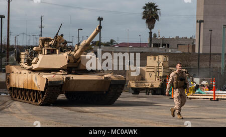 Les Marines américains avec la Compagnie A, 4e Bataillon, 4e Division de marines, Forces maritimes Réserver, préparer le M1A1 Abrams char de combat principal pour un champ d'entraînement à bord de Camp Pendleton, en Californie, le 18 janvier 2017. La 4e bataillons de chars a pour mission de fournir une puissance de combat blindés de la 4e Division de marines à l'assaut amphibie et les opérations à terre utilisant manœuvre, l'armure de feu protégé et effet de choc pour fermer et détruire l'ennemi. (U.S. Marine Corps photo par Emmanuel Necoechea) Banque D'Images