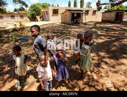 Malindi, Kenya - Avril 06, 2015 : Groupe d'inconnu les petits enfants, debout à côté de leur maison, à la recherche de touristes dans des taudis local. De nombreux enfants suf Banque D'Images