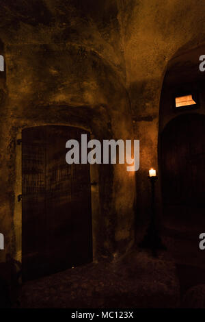 Médiéval sombre fond avec une porte massive en bois et bougie allumée dans une pièce sombre, Santo Stefano di Sessanio, Abruzzo, Italie, Europe Banque D'Images