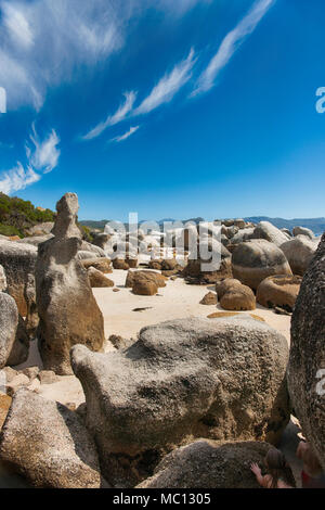 Les touristes profiter de piscine peu profonde d'eau dans les rochers à la plage de Boulders National Park, Simonstown, Afrique du Sud Banque D'Images