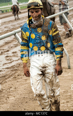 New York, USA - 20 août 2006 : jockey cheval couvert de boue sur une journée humide des pluies pendant les courses de chevaux à l'Ellis Park, KY, États-Unis d'Amérique Banque D'Images