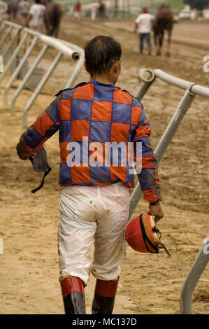 New York, USA - 20 août 2006 : jockey cheval trempé de la pluie et la sueur après les courses de chevaux à l'Ellis Park, KY, États-Unis d'Amérique Banque D'Images