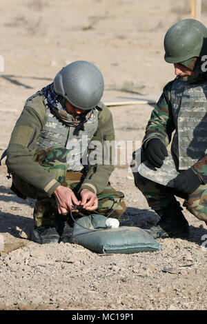 Un membre des Forces de sécurité irakiennes, avec Qwat Khasa bataillon, prépare une ligne de cordeau détonant au cours de la démolition d'agression militaire de qualification cours au Camp Taji, Iraq, 16 janvier 2018. Cette formation fait partie de l'ensemble de la Force opérationnelle combinée- Opération résoudre inhérent à la mission de renforcer les capacités des partenaires qui se concentre sur la formation et l'amélioration de la capacité des forces des combats en partenariat avec ISIS. (U.S. Photo de l'armée par la CPS. Audrey Ward) Banque D'Images