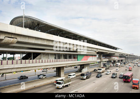 Les Thaïs de route et monter sur la route près de mass rapid transit authority (MRTA) ou ligne violette MRT station Pai à Bang le 19 août 2017 dans Nonth Banque D'Images