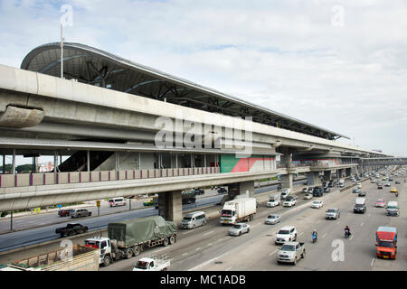 Les Thaïs de route et monter sur la route près de mass rapid transit authority (MRTA) ou ligne violette MRT station Pai à Bang le 19 août 2017 dans Nonth Banque D'Images