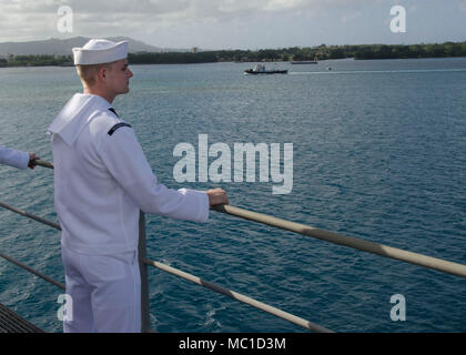 POINT POLARIS, Guam (jan. 23, 2018) - Intérieur électricien en communications 3e classe Matthieu Poivre, attribué à l'offre Câble sous-marin USS Frank (40), attend à l'homme les rails comme le navire retourne chez lui après 10 ans et demi-mois, le 23 janvier. Frank a quitté Câble Guam le 7 mars 2017, de soutenir les opérations expéditionnaires maritime dans la 3ème zone d'opérations de la flotte et de l'objet d'une mise en cale sèche la disponibilité de maintenance industrielle de vigueur ship yard à Portland, Ore. Frank, câble de l'avant-déployé à Guam, réparations, réarme et reprovisions U.S. Naval Forces déployées dans la région Indo-Pacifique. (U Banque D'Images