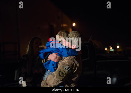 Le s.. Issac McCauley, 436e Escadron des Forces de sécurité defender, étreintes, son fils, Channing Hooser, après son retour de déploiement au Moyen-Orient le 21 janvier 2018, à Dover Air Force Base, Del. McCauley a été accueilli par sa famille d'accueil après son déploiement de six mois. (U.S. Air Force photo par un membre de la 1re classe Zoe M. Wockenfuss) Banque D'Images