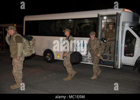 Humains affectés au 436e Escadron des Forces de sécurité de retour du déploiement au Moyen-Orient le 21 janvier 2018, à Dover Air Force Base, les défenseurs de la facture 12 a quitté le bus après une longue journée de vol de retour à Douvres AFB. (U.S. Photo de l'Armée de l'air par le sergent. Aaron J. Jenné) Banque D'Images