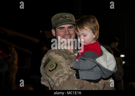 Le s.. Issac McCauley, 436e Escadron des Forces de sécurité, défenseur détient Jaxon, son fils, après son retour de mission le 21 janvier 2018, à Dover Air Force Base, Del. McCauley est l'un des douze humains envoyés au Moyen-Orient pour un déploiement de six mois. (U.S. Photo de l'Armée de l'air par le sergent. Aaron J. Jenné) Banque D'Images