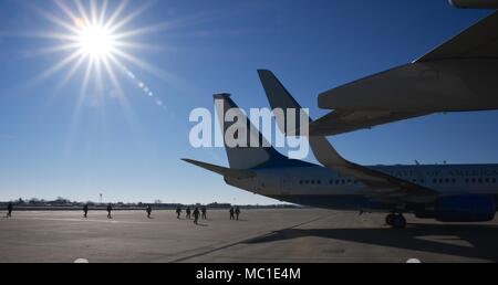 Tous les 932e Airlift Wing C-40C mission lance commencer quelques jours plus tôt, dans les coulisses, une équipe de l'entretien et l'exploitation d'aviateurs recherchez la ligne de vol pour des dommages causés par un corps étranger (FOD) articles 18 janvier 2018, à Scott Air Force Base, dans l'Illinois. Le temps passé à obtenir visuellement sur les rampes mains au cours de ces 'promenades FOD' protège les pneus de tous les appels entrants et sortants, d'aéronefs et de leurs moteurs. Pour ce faire, s'assurer manuellement des débris tels que la glace, trash et petits rochers sont retirés de la ligne de vol utilisée par les avions qui transitent et poste ici en Illinois. Parfois, un sweeper machine est également Banque D'Images